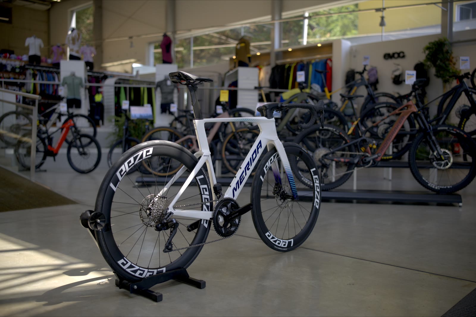 Bike mit LEEZE Laufrädern im Kotnik Store in Graz