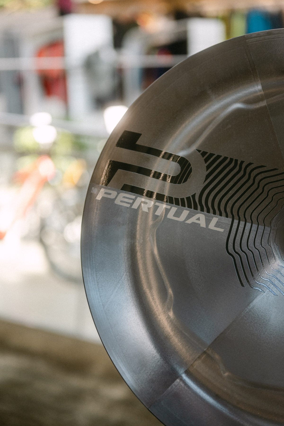 Pertual Logo im Detail auf der Carbon-Scheibe