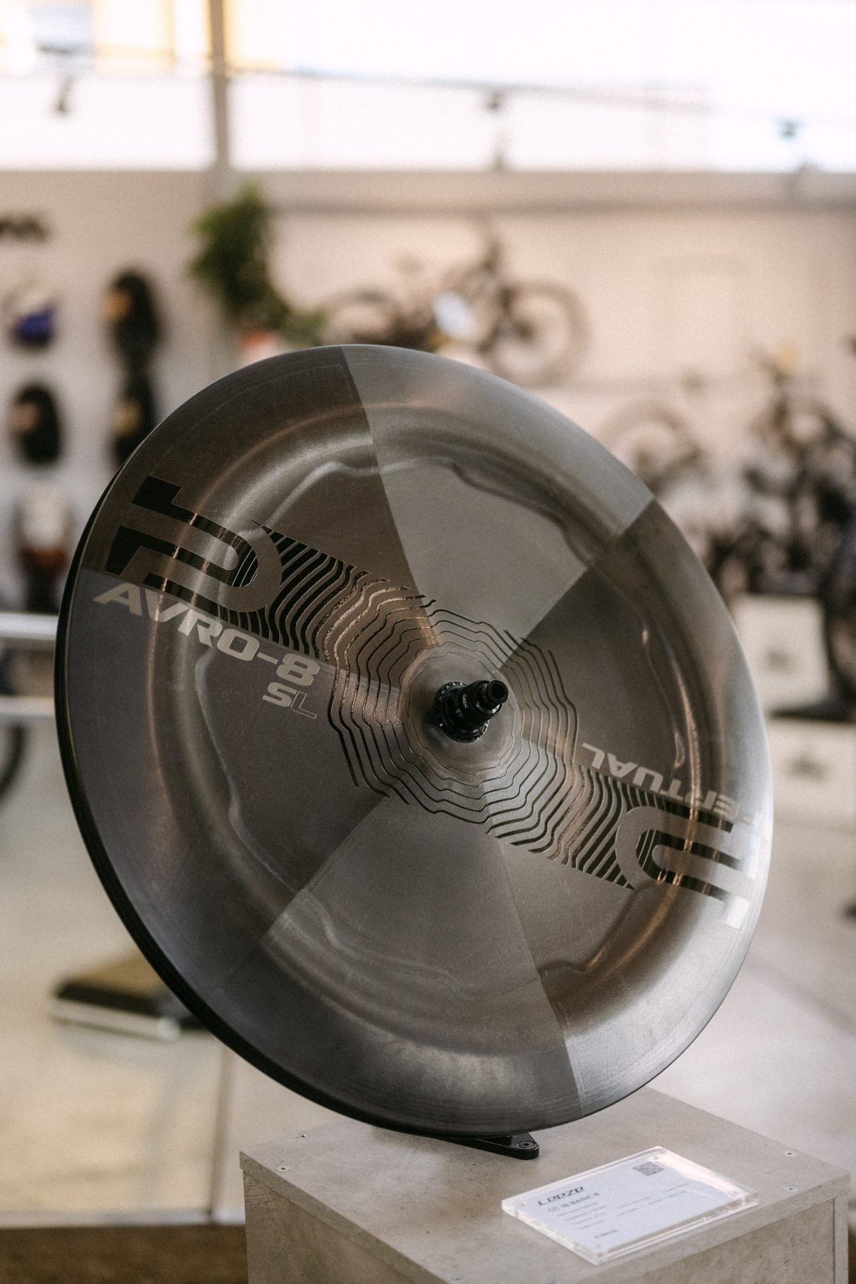 Pertual Avro-8 SL Disc freistehend im Showroom von Radsport Kotnik